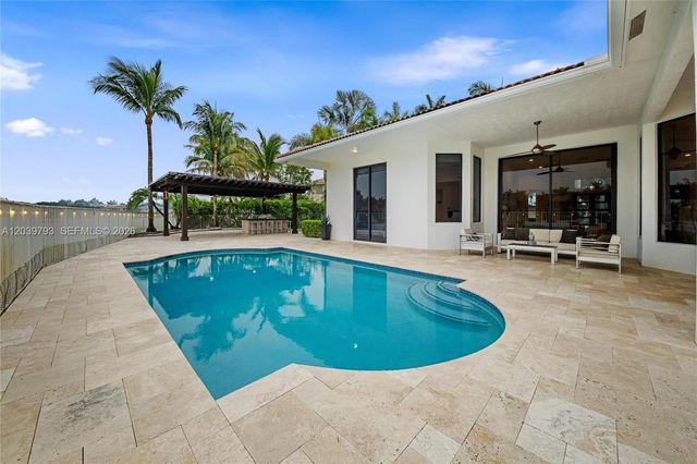 935 Gulfstream Ct, Weston, FL 33327