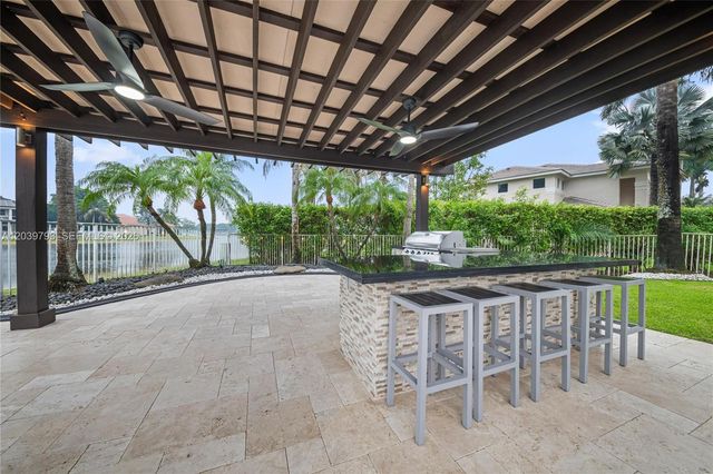 935 Gulfstream Ct, Weston, FL 33327