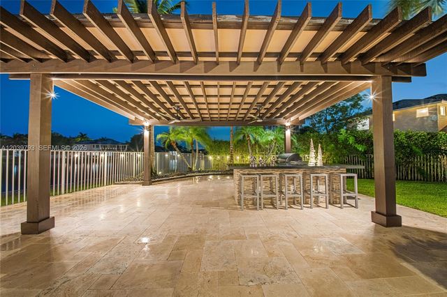 935 Gulfstream Ct, Weston, FL 33327