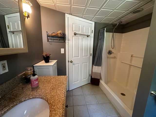 5 Grace Dr, Hudson, NH 03051