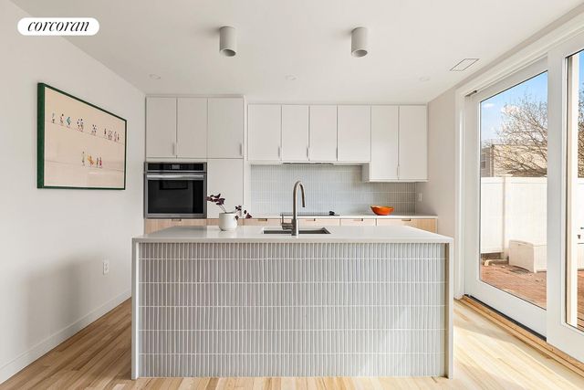 3-22 SEASIDE Avenue, New York City, NY 11694