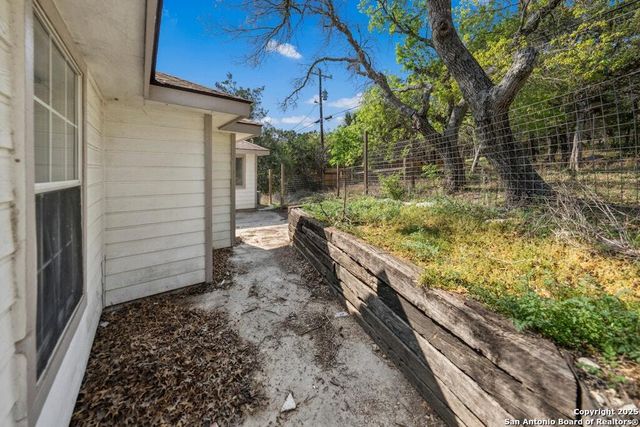 221 N Scenic Loop, Canyon Lake, TX 78133