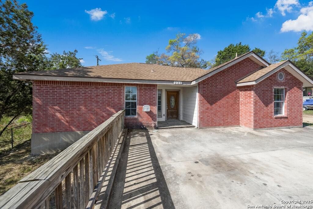 221 N Scenic Loop, Canyon Lake, TX 78133