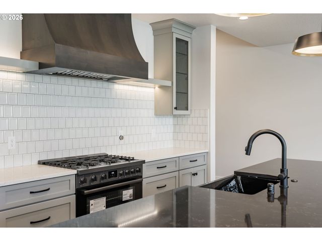 760 N V St, Washougal, WA 98671