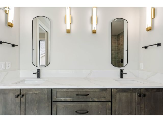 760 N V St, Washougal, WA 98671