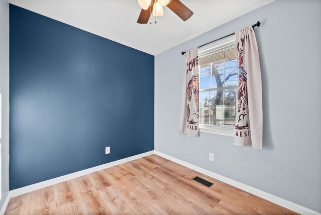 1412 Honeysuckle Dr, Hopkinsville, KY 42240