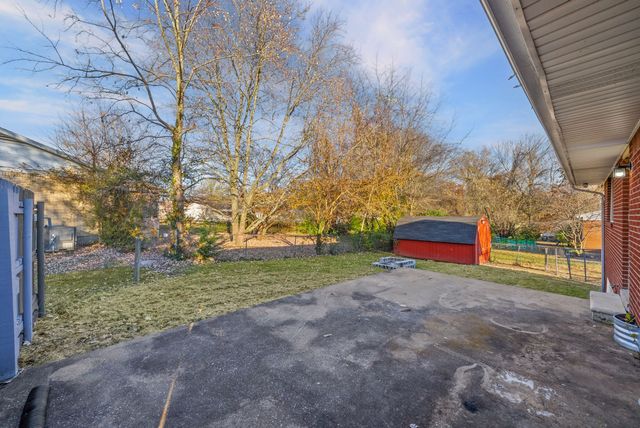 1412 Honeysuckle Dr, Hopkinsville, KY 42240