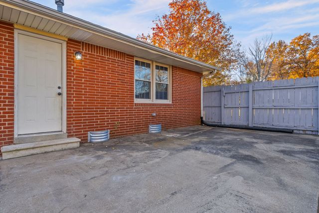 1412 Honeysuckle Dr, Hopkinsville, KY 42240