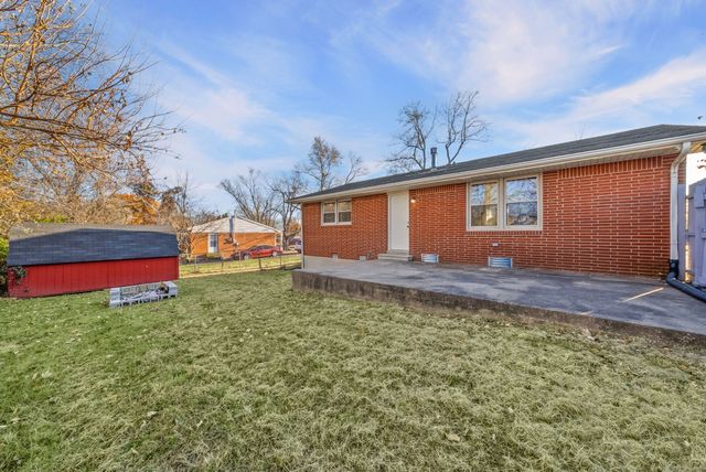 1412 Honeysuckle Dr, Hopkinsville, KY 42240