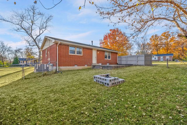 1412 Honeysuckle Dr, Hopkinsville, KY 42240