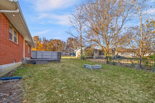 1412 Honeysuckle Dr, Hopkinsville, KY 42240