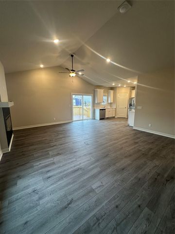 2509 N 8th Avenue E, Newton, IA 50208