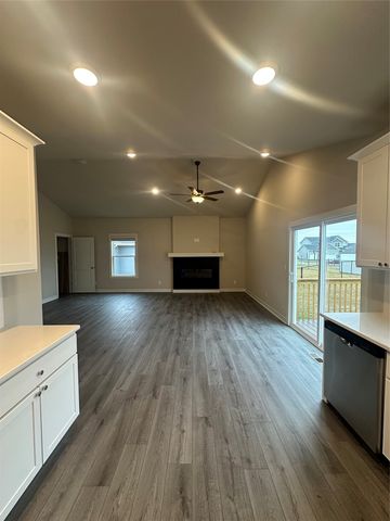 2509 N 8th Avenue E, Newton, IA 50208