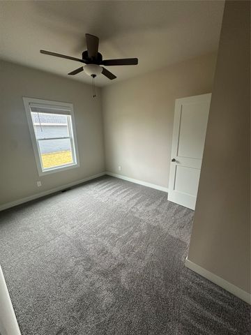 2509 N 8th Avenue E, Newton, IA 50208