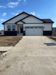 2509 N 8th Avenue E, Newton, IA 50208