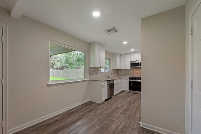 1209 W Castlewood Avenue, Friendswood, TX 77546