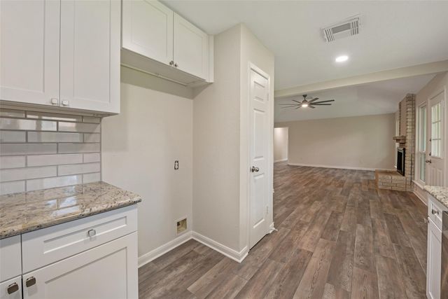 1209 W Castlewood Avenue, Friendswood, TX 77546
