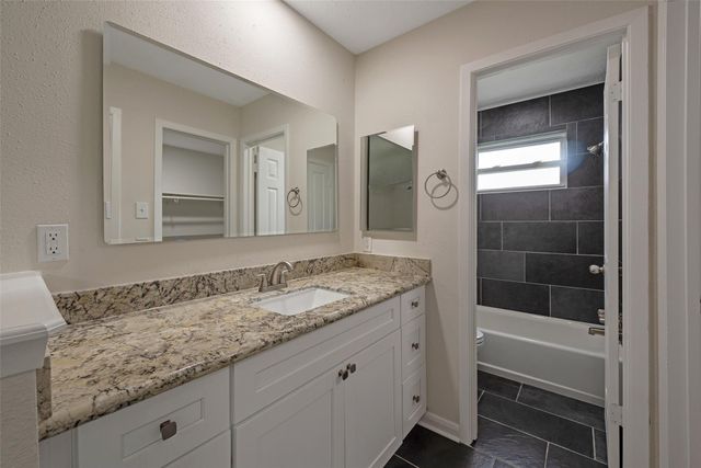 1209 W Castlewood Avenue, Friendswood, TX 77546
