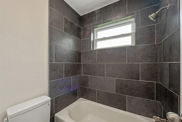 1209 W Castlewood Avenue, Friendswood, TX 77546