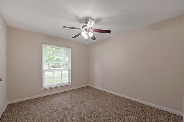 1209 W Castlewood Avenue, Friendswood, TX 77546