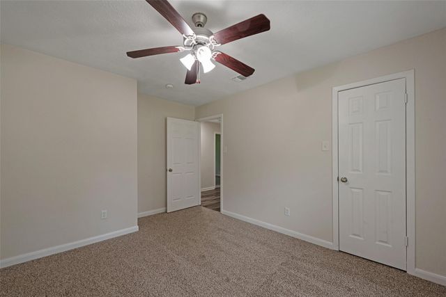1209 W Castlewood Avenue, Friendswood, TX 77546