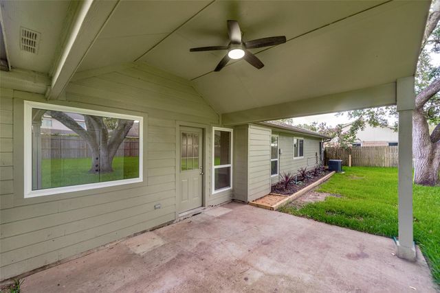 1209 W Castlewood Avenue, Friendswood, TX 77546