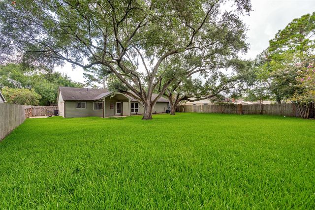 1209 W Castlewood Avenue, Friendswood, TX 77546