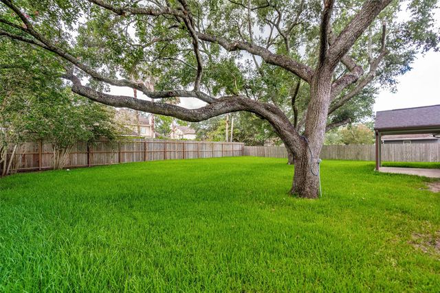 1209 W Castlewood Avenue, Friendswood, TX 77546