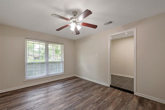 1209 W Castlewood Avenue, Friendswood, TX 77546
