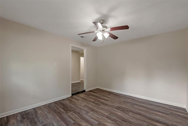 1209 W Castlewood Avenue, Friendswood, TX 77546