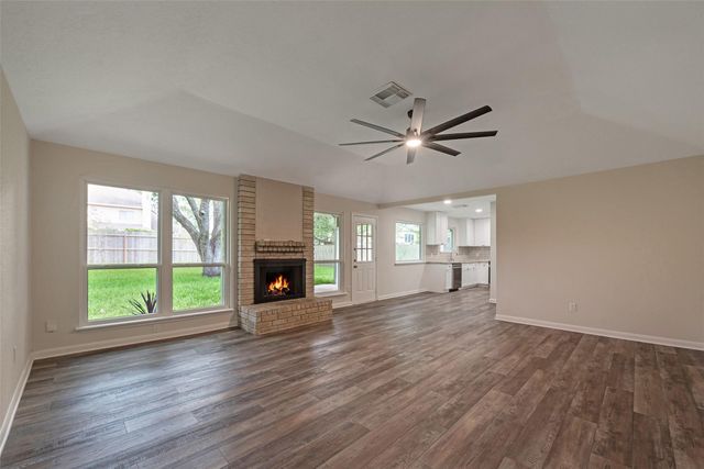 1209 W Castlewood Avenue, Friendswood, TX 77546