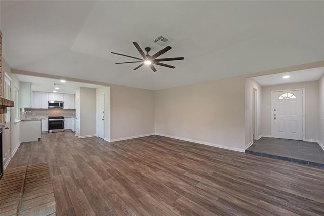 1209 W Castlewood Avenue, Friendswood, TX 77546