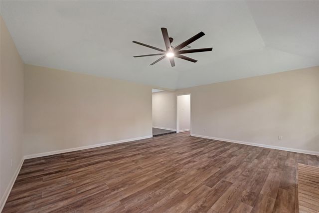 1209 W Castlewood Avenue, Friendswood, TX 77546