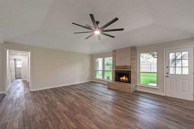 1209 W Castlewood Avenue, Friendswood, TX 77546