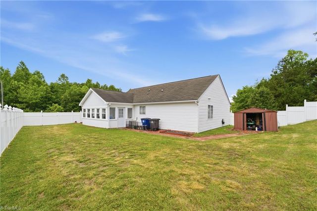 2545 Stratford Lake Road, Winston-salem, NC 27103