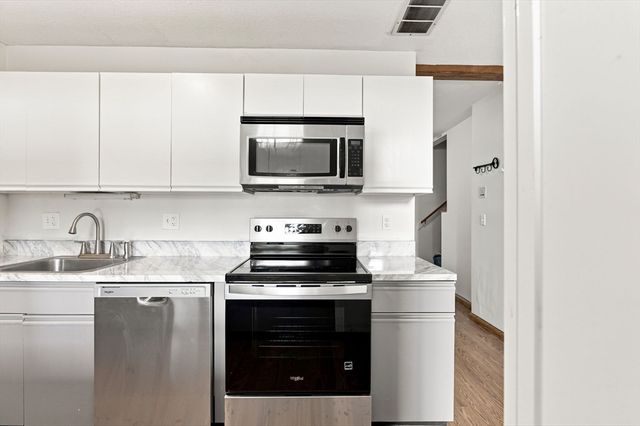 96 Old Colony Ave 302, Taunton, MA 02718