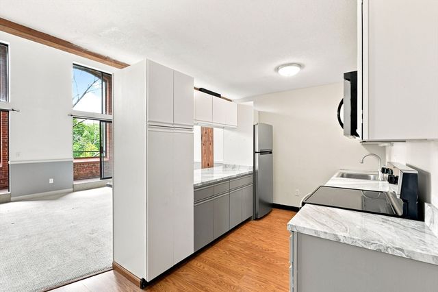 96 Old Colony Ave 302, Taunton, MA 02718