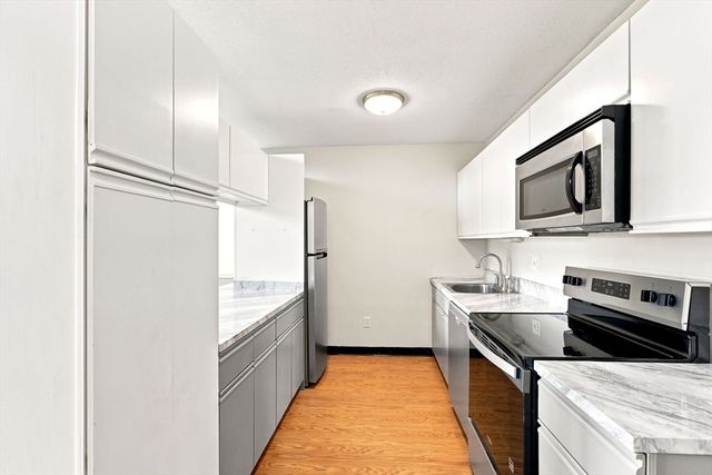 96 Old Colony Ave 302, Taunton, MA 02718