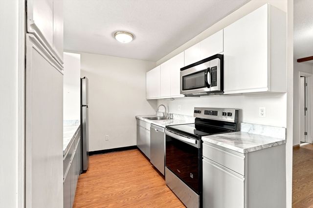 96 Old Colony Ave 302, Taunton, MA 02718