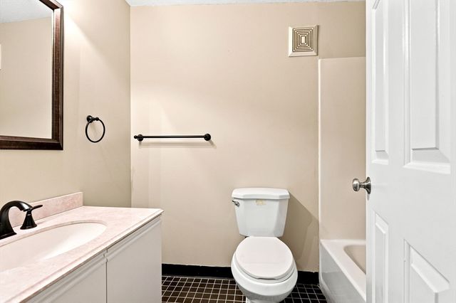 96 Old Colony Ave 302, Taunton, MA 02718