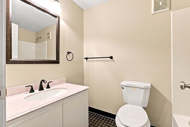 96 Old Colony Ave 302, Taunton, MA 02718