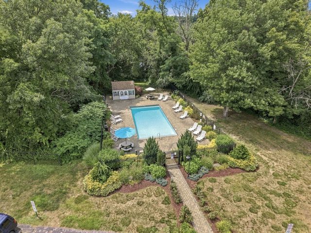 96 Old Colony Ave 302, Taunton, MA 02718