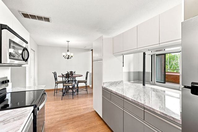 96 Old Colony Ave 302, Taunton, MA 02718