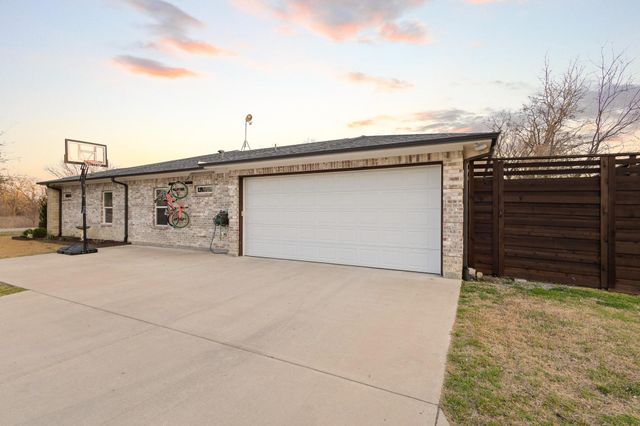 104 N 4th Street, Trenton, TX 75490