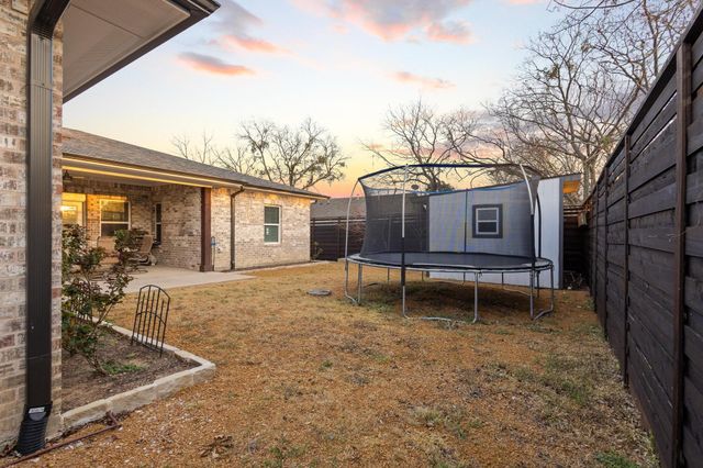 104 N 4th Street, Trenton, TX 75490