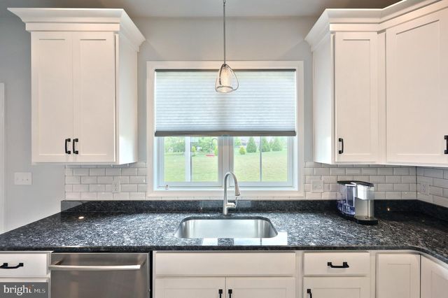 15 ONYX RD, New Oxford, PA 17350