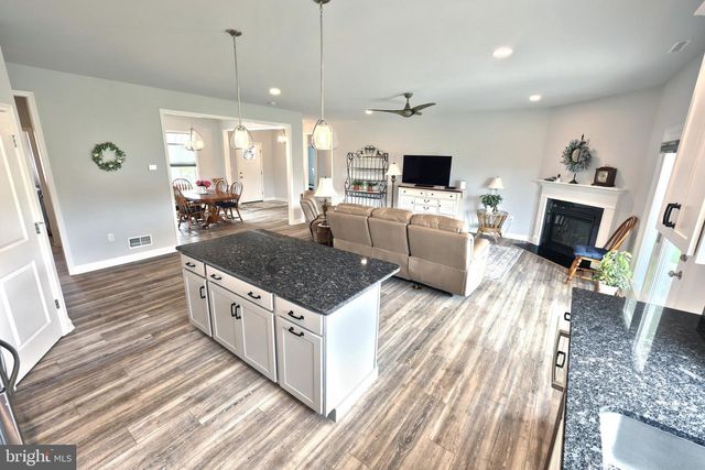 15 ONYX RD, New Oxford, PA 17350