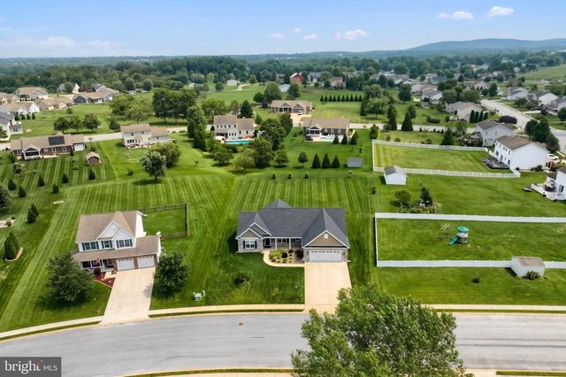 15 ONYX RD, New Oxford, PA 17350