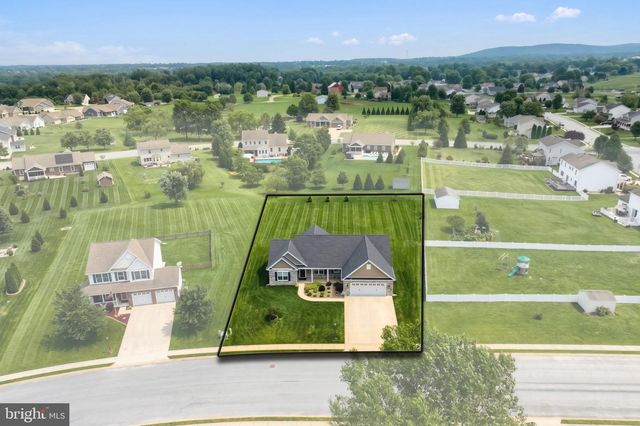 15 ONYX RD, New Oxford, PA 17350