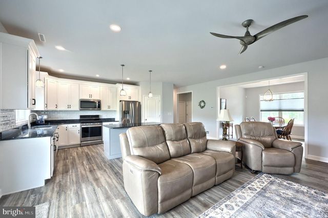 15 ONYX RD, New Oxford, PA 17350